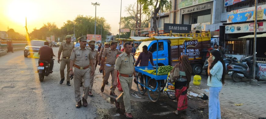 अपर पुलिस अधीक्षक चित्रकूट ने कर्वी शहर में पैदल गश्त कर संदिग्ध वाहनों/व्यक्तियों की चेकिंग की