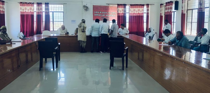 मुख्य विकास अधिकारी एवं अपर पुलिस अधीक्षक चित्रकूट की अध्यक्षता में तहसील सभागार राजापुर में संपूर्ण समाधान दिवस का आयोजन किया गया