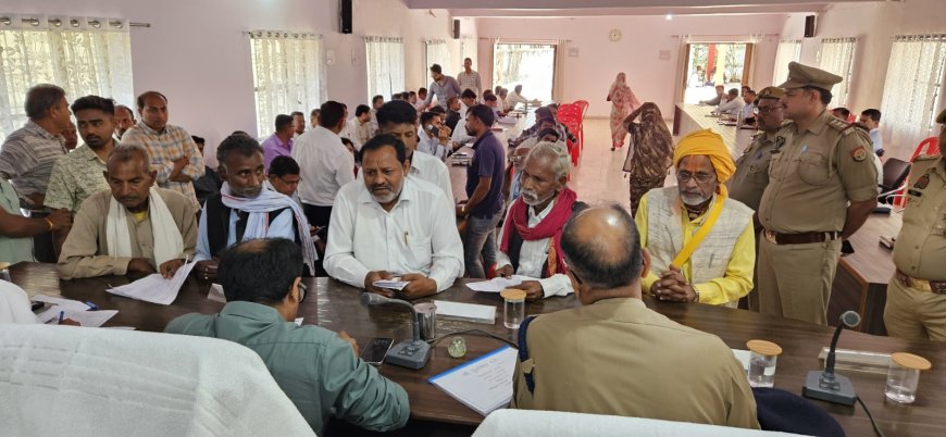 जिलाधिकारी एवं पुलिस अधीक्षक चित्रकूट की अध्यक्षता में तहसील सभागार मऊ में संपूर्ण समाधान दिवस का आयोजन किया गया