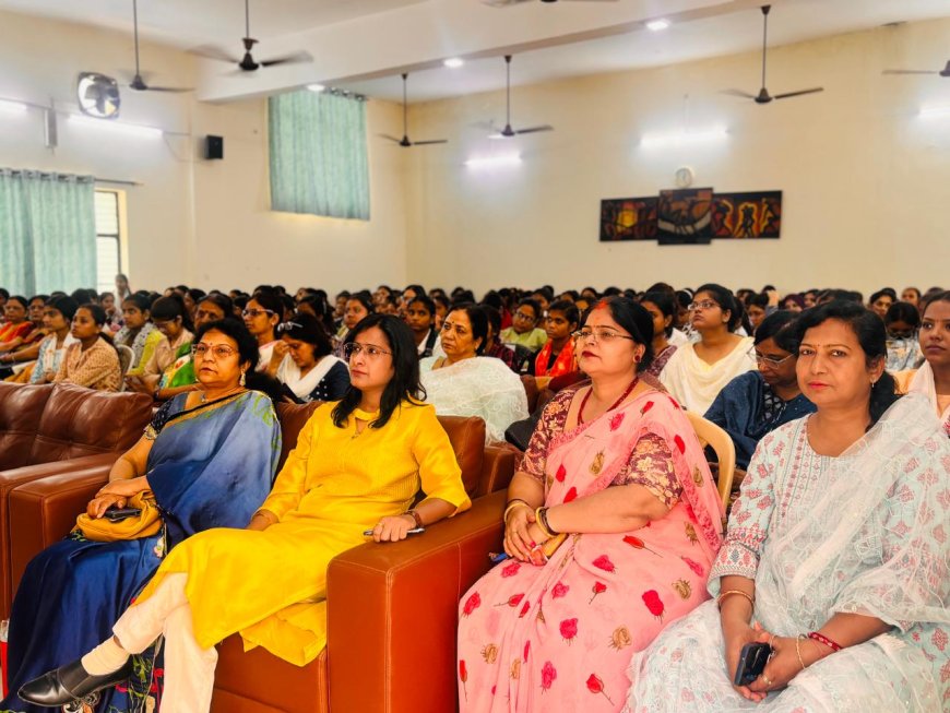 विभिन्न कंपनियों में जॉब ऑफर पाकर प्रसन्नता से छात्राओं के चेहरे पर आई मुस्कान