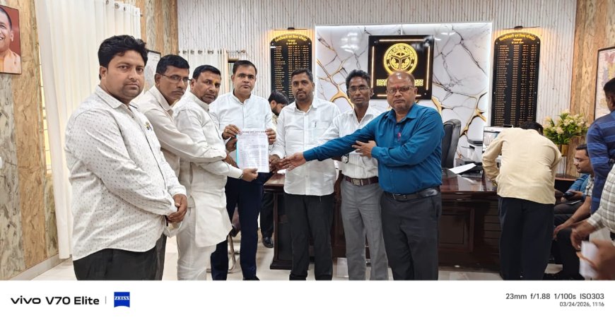 पांच सूत्रीय मांगों को लेकर कर्मचारियों ने जिलाधिकारी को सौंपा ज्ञापन