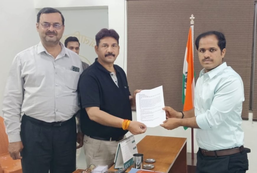 चित्रकूट सेवा भारती चित्रकूट के जिला महामंत्री राज किशोर शिवहरे, गुरु प्रकाश शुक्ला, शिवकुमार द्वारा माननीय मुख्यमंत्री योगी जी को जिला अधिकारी के माध्यम से भेजा ज्ञापन