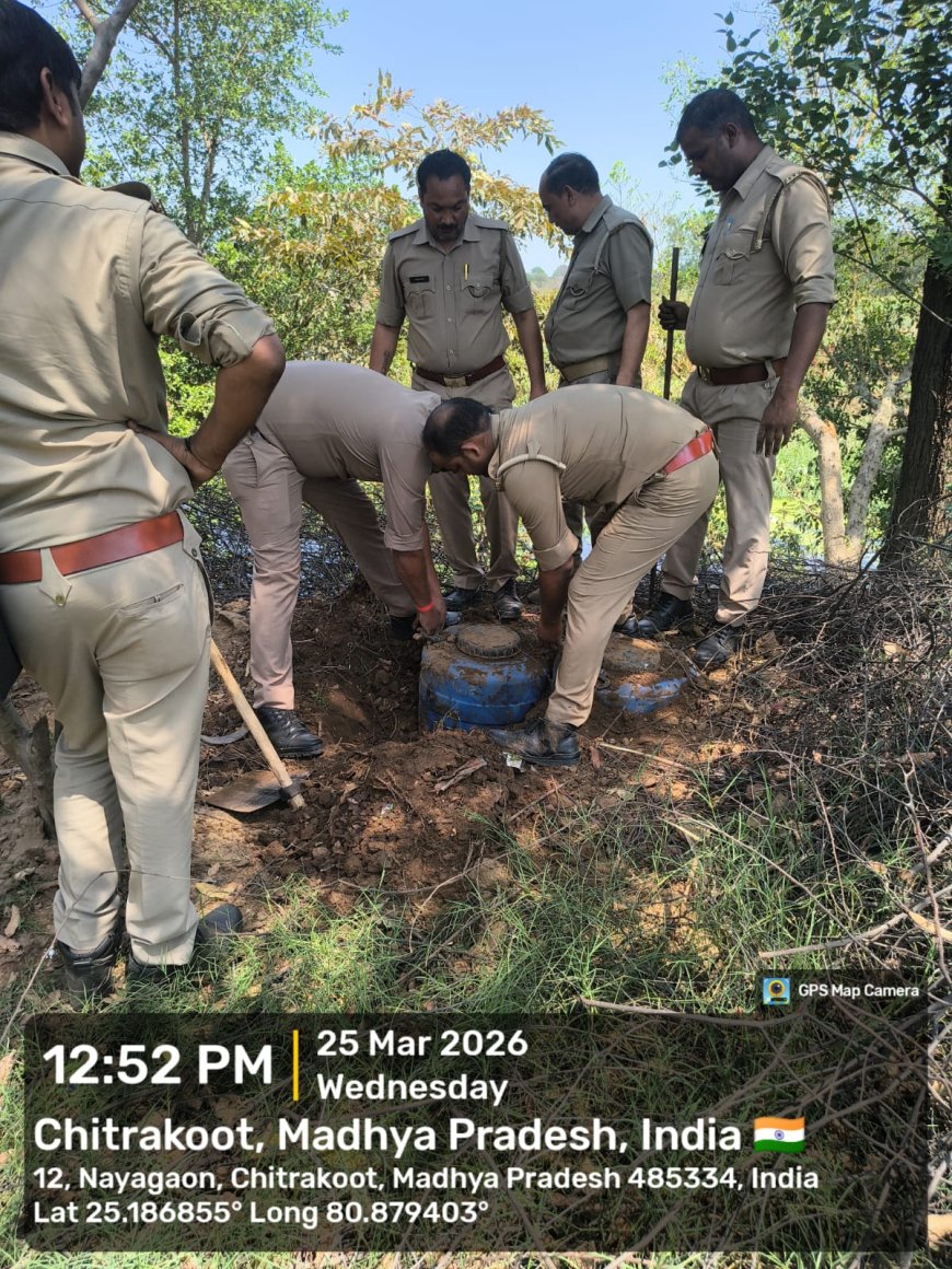 अवैध मदिरा के विरुद्ध चित्रकूट आबकारी टीम की बड़ी कार्यवाही बड़ी मात्रा में अवैध शराब जब्त और लहन नष्ट