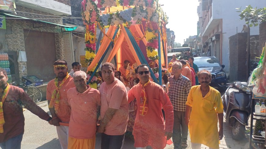 बिल्सी के सहावगंज में गमादेवत पर मां दुर्गा की हुई मूर्ति की हुई प्राण प्रतिष्ठा, शोभायात्रा में शामिल हुए सैकड़ो श्रद्धालु