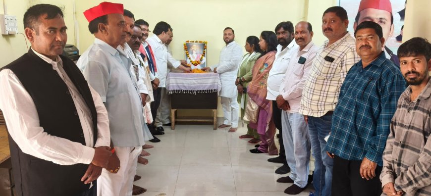 सम्राट अशोक जयंती पर सपा कार्यालय में विचार गोष्ठी, नेताओं ने दी श्रद्धांजलि