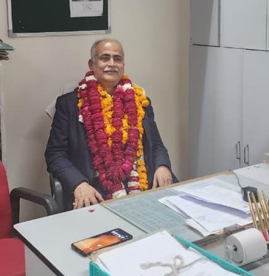 सीतादेवी महाविद्यालय पारिजात धाम बरोलिया के संरक्षक अवधेश शुक्ला का कोटवा धाम चौराहे के निकट प्रेमनारायण दास वर्मा के आवास पर माला पहनाकर स्वागत किया गया