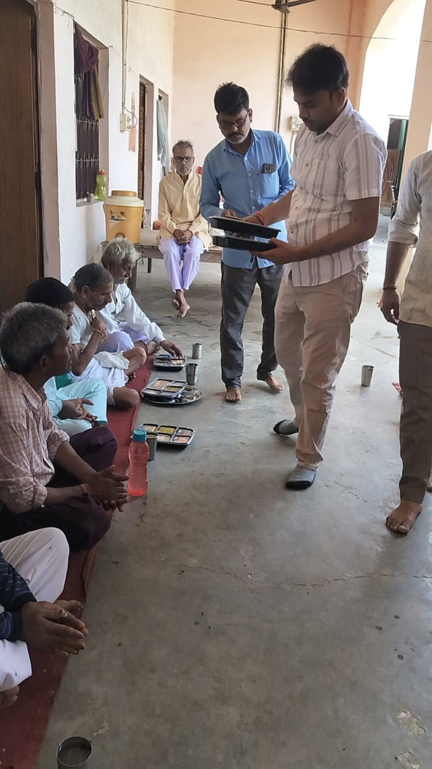 जन्मदिन पर वृद्धाश्रम आश्रम में फल व भोजन किया वितरण