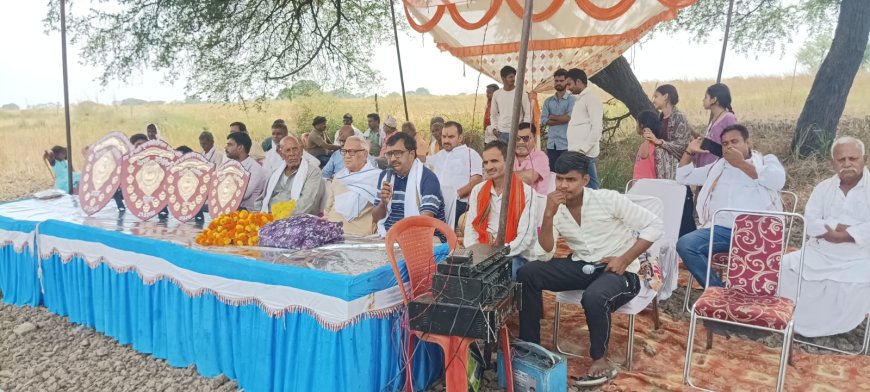 रेवतीपुर क्षेत्र के टौंगा मे चेतक प्रतियोगिता का आयोजन विजेता चेतकों को पुरस्कार वितरित