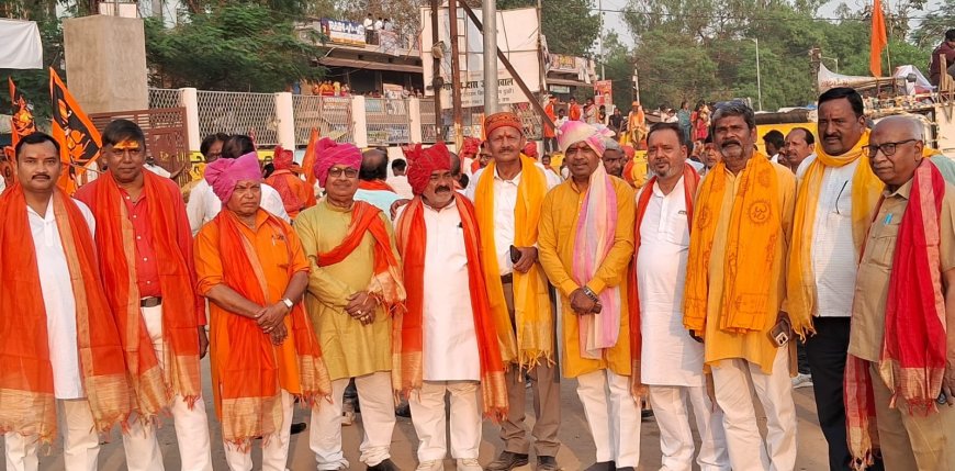 भव्य हैरतअंगेज श्रीराम नवमी पर कई अखाड़ों की युवतियों ने लाठी संग पुरुषों के साथ शक्ति का किया प्रदर्शन