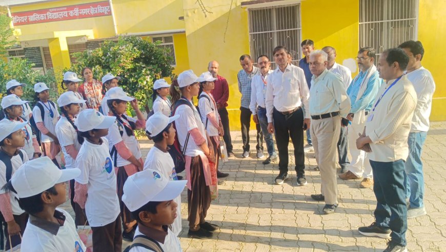 बीएसए ने शैक्षिक भ्रमण दल को हरी झंडी दिखाकर किया रवाना