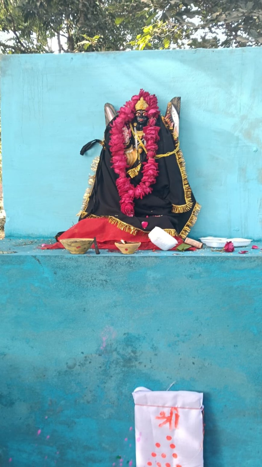 कोटवा धाम चौराहे पर स्थित श्री शनिदेव जी महराज,श्री ब्रह्मदेव जी एंव हनुमान जी महराज का सैकड़ों श्रद्धालुओं ने दर्शन पूजन किया