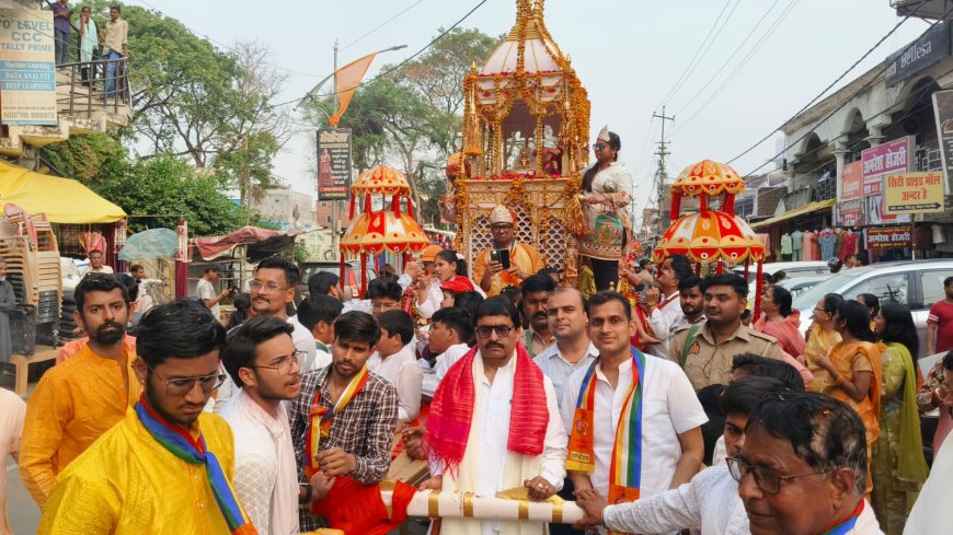 बाराबंकी में महावीर जयंती पर निकली भव्य शोभायात्रा, श्रद्धालुओं ने किया प्रसाद वितरण