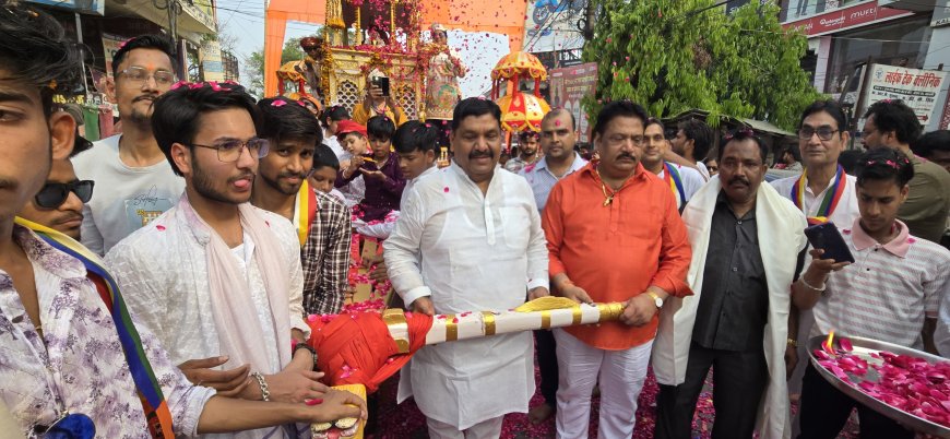 भगवान महावीर स्वामी जयंती पर निकली भव्य शोभायात्रा