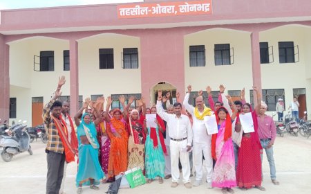 आदिवासियों ने ओबरा तहसील के समक्ष किया प्रदर्शन