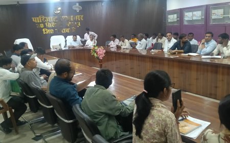 फार्मर रजिस्ट्री का कार्य पूरा करने को लेकर तहसील के पारिजात सभागार में राजस्व कर्मियों एंव उचित दर विक्रेताओं के साथ बैठक हुई