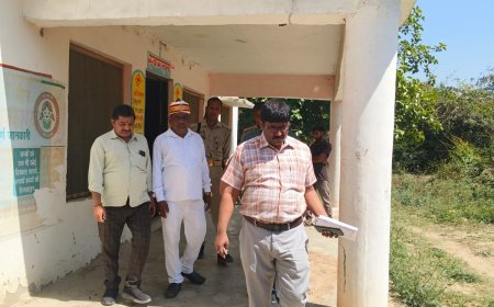 पंचायत चुनाव में बूथ परिवर्तन की सम्भावना में अरियामऊ इंटोरा स्कूलों का उपजिलाधिकारी अनिल कुमार सरोज तहसीलदार बालेन्दु भूषण वर्मा ने राजस्व टीम के साथ निरीक्षण किया