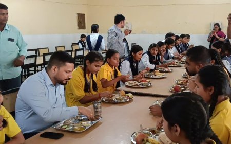 डीएम ने सर्वोदय विद्यालय का किया निरीक्षण, छात्राओं संग बैठकर किया भोजन