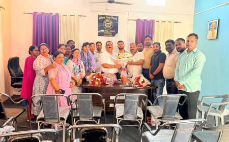 नवागत खंण्ड शिक्षा अधिकारी रमेश चन्द्रा का क्षेत्र के अध्यापकों ने पुष्प गुच्छ भेंट कर स्वागत किया