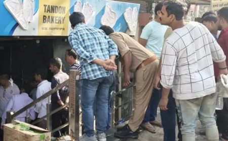 बाराबंकी में टंडन बेकरी में भीषण आग, लाखों का नुकसान