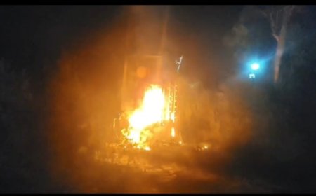 कस्बा बदोसरांय मे ट्रांसफार्मर में लगी आग दमकल मौके पर पंहुच कर आग बुझाया रात दस बजे से सैकड़ों घर अंधियाले में