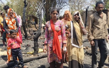 तहसील क्षेत्र के सूबेदार पुरवा मजरे कोठरी गौरिया में सोमवार को लगी आग में अनाज कपडे गृहस्थी जलकर हुई राख,एस डी एम, तहसीलदार,आदि मौके पर पहुंचकर तिरपाल पन्नी आदि सहायता दी