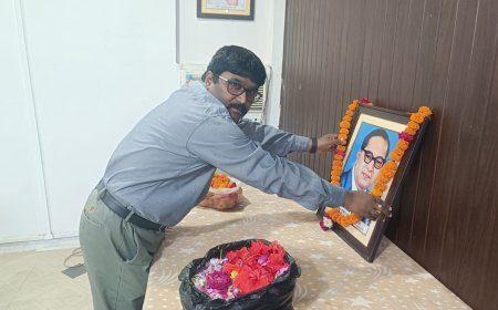 तहसील के पारिजात सभागार में उपजिलाधिकारी अनिल कुमार सरोज तहसीलदार बालेन्दु भूषण वर्मा ने राजस्व कर्मियों के साथ अम्बेडकर जयन्ती मनाई