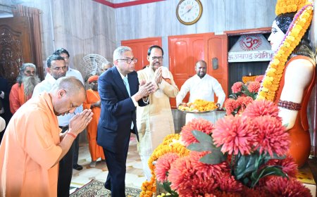 टाटा संस चेयरमैन ने सीएम योगी संग किया गोरखनाथ मंदिर दर्शन, नाथपंथ की ली जानकारी