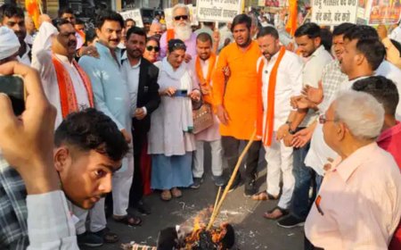 विहिप व बजरंग दल का प्रदर्शन, पटेल तिराहे पर पुतला दहन कर सौंपा ज्ञापन