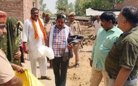 एस डी एम और तहसीलदार के साथ अग्नि पीड़ित परिवारों को रासन कम्बल तिरपाल पिपिया तिरपाल इत्यादि राहत सामग्री वितरित किया