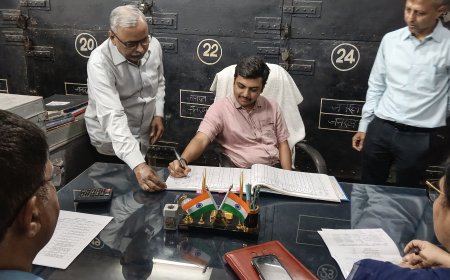 नवागत जिलाधिकारी श्री ईशान प्रताप सिंह ने संभाली बाराबंकी की कमान