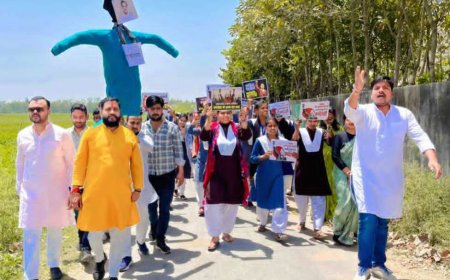 बरौलिया गांव के पास महिलाओं और युवतियों ने नारी वंदन अधिनियम के समर्थन में प्रदर्शन किया