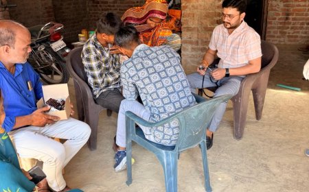 चौखंडी गांव में दिमागी बुखार जैसे लक्ष्क्षण मिलने की सूचना पर सी एस सी सिरौलीगौसपुर की टीम गांव पंहुची