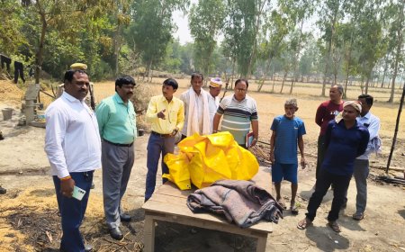 ढकवा गांव के अग्नि पीड़ितों को एस डी एम अनिल कुमार सरोज राजस्व टीम के साथ राहत सामग्री दी