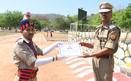 पुलिस लाइन, चित्रकूट में प्रशिक्षण प्राप्त कर रहे आरक्षियो द्वारा पासिंग आउट परेड की रिहर्सल परेड का आयोजन किया गया ।