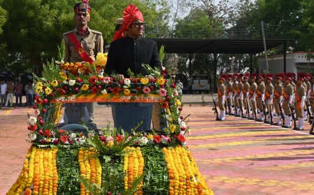 रिजर्व पुलिस लाइन चित्रकूट में 'दीक्षांत परेड समारोह 2025-26 का भव्य आयोजन; मुख्य अतिथि जिलाधिकारी चित्रकूट द्वारा ली गयी परेड की सलामी।