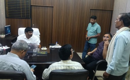 उपजिलाधिकारी अनिल कुमार सरोज तहसीलदार बालेन्दु भूषण वर्मा ने जनता दर्शन में फरियादियों की समस्यायों को मनोयोग पूर्वक सुना।