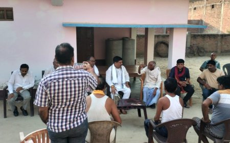 पूर्व कैबिनेट मंत्री अरविंद कुमार सिंह गोप रामनगर विधानसभा क्षेत्र के सिरकोली गांव पंहुच कर कल ट्रैक्टर ट्राली पलटने से संजय सिंह की मौत पर गहरा दुःख ब्यक्त करते हुए परिवार को ढांढस बंधाया