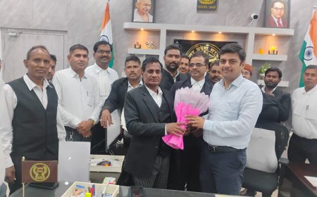 बार एसोसिएशन के अध्यक्ष नरेन्द्र वर्मा अपने साथियों के साथ जिलाधिकारी से मुलाकात कर अधिवक्ताओं की समस्यायों से रुबरु कराया