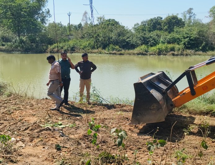 तहसील परिसर सिरौलीगौसपुर के अन्दर तालाब साइड में उगी झाड झखांड को उपजिलाधिकारी व तहसीलदार ने जे सी बी से साफ कराया