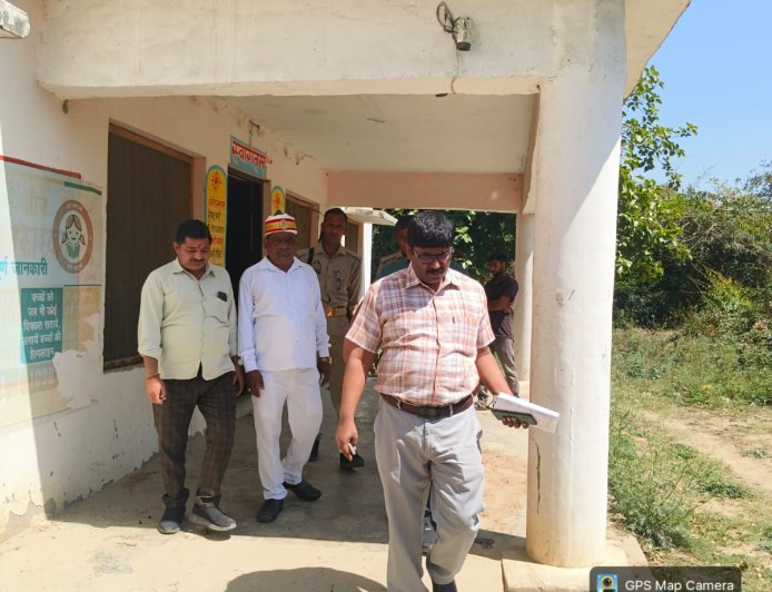 पंचायत चुनाव में बूथ परिवर्तन की सम्भावना में अरियामऊ इंटोरा स्कूलों का उपजिलाधिकारी अनिल कुमार सरोज तहसीलदार बालेन्दु भूषण वर्मा ने राजस्व टीम के साथ निरीक्षण किया