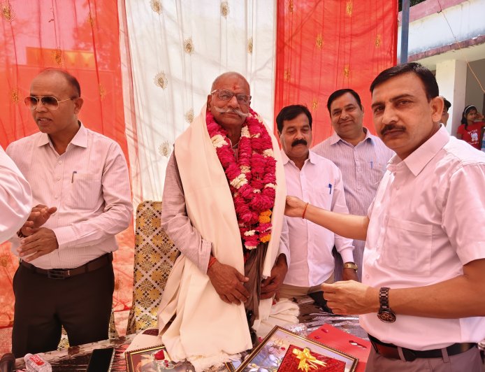 सेवानिवृत्त शिक्षक कृष्ण मुरारी मिश्रा को भावभीनी विदाई