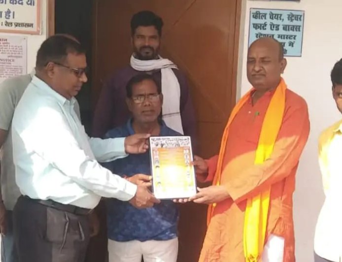 रेलवे स्टेशन पर रेलमेध यज्ञ के तहत जल सेवा व दंत चिकित्सा शिविर आयोजित