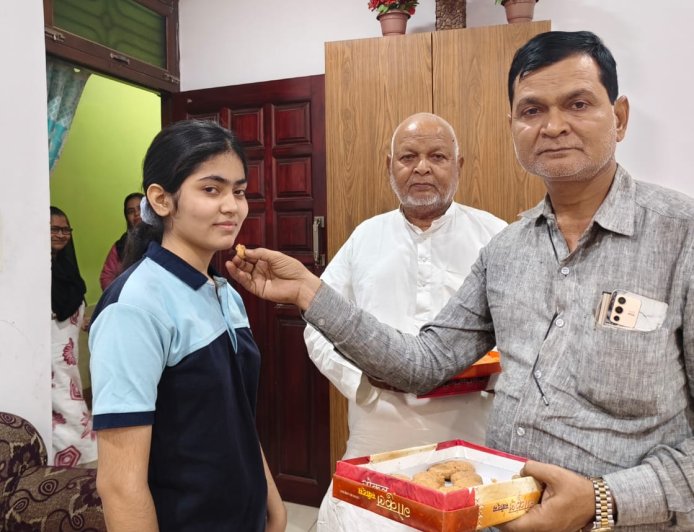 92 प्रतिशत अंक प्राप्त कर विद्यालय के टाप टेन मे स्थान किया हासिल