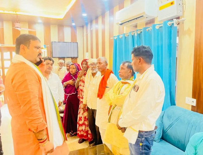 जनता दर्शन में उमड़ा जनसैलाब, विधायक अंकुर राज तिवारी ने सुनीं समस्याएं