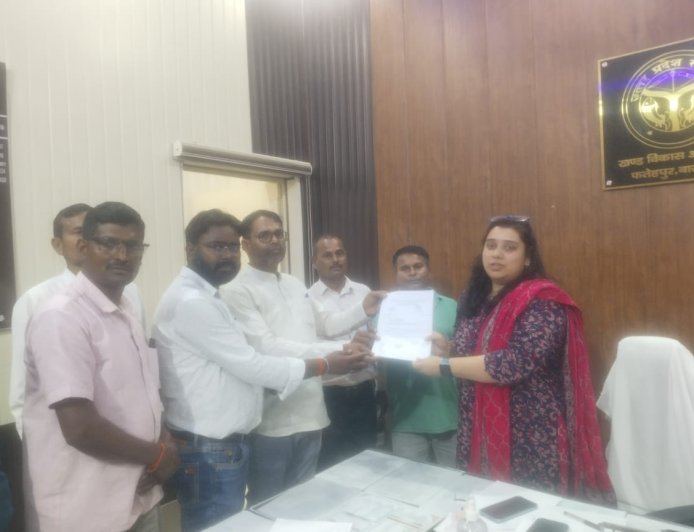 फतेहपुर में ग्राम रोजगार सेवकों की कलमबंद हड़ताल, 25 अप्रैल तक कार्य बहिष्कार