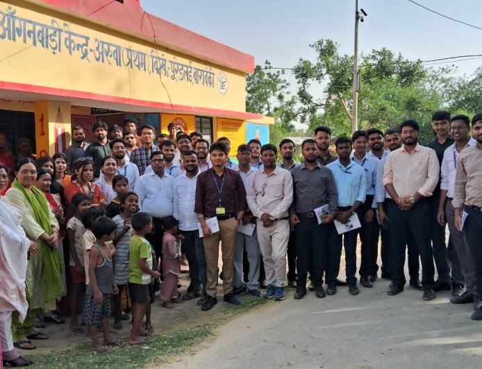 केंद्रीय सचिवालय सेवा के प्रशिक्षु अधिकारियों ने टिकैतनगर सीएचसी, अरुवा व पंसारा पंचायत का किया भ्रमण