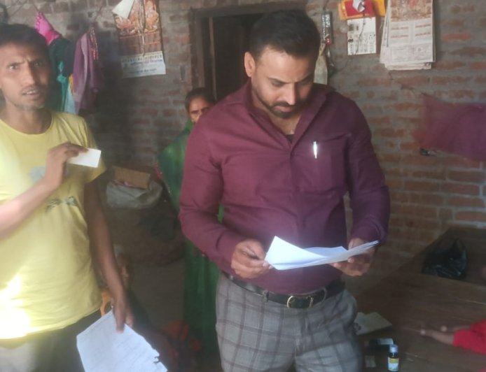 चौखण्डी गांव में दिमाग के बुखार से ग्रसित 14माह के बच्चे का उच्च स्तरीय के जी एम यू, डाॅ राम मनोहर लोहिया,अथवा पी जी आई में भर्ती करवा कर उपचार करवाने की सलाह सी एच सी सिरौलीगौसपुर के अधीक्षक डॉ आरिफ सिद्दीकी ने दी