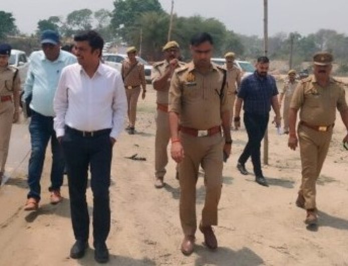 थाना समाधान दिवस में डीएम-एसपी ने सुनीं फरियादें, पीपा पुल व संजय सेतु का किया निरीक्षण
