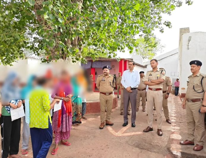 जिला कारागार का औचक निरीक्षण, बच्चों से संवाद कर बांटी खुशियां