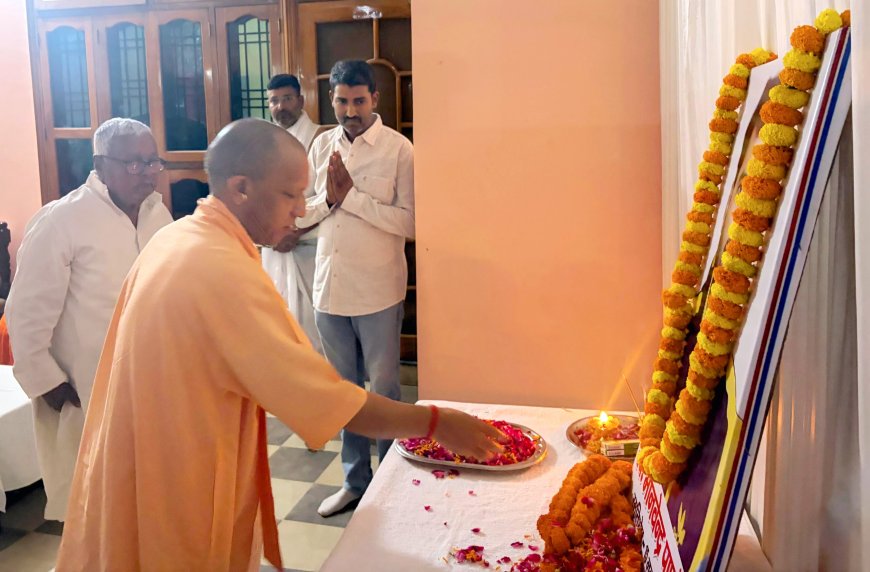 सीएम योगी ने मनु पांडेय को दी श्रद्धांजलि, पूर्व विधायक शीतल पांडेय के आवास पहुंचे